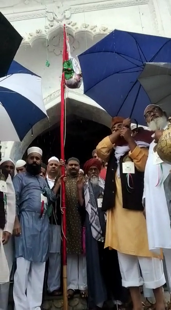 बरेली - आँँवला नगर में भारी बारिश में भी जुलूस ए मोहम्मदी में उमड़ी भीड़।