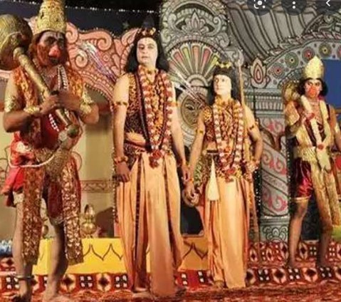 मैनपुरी : गांव करीमगंज में चल रही रामलीला में शनिवार को दोपहर के बाद भव्य राम बारात निकाली गई