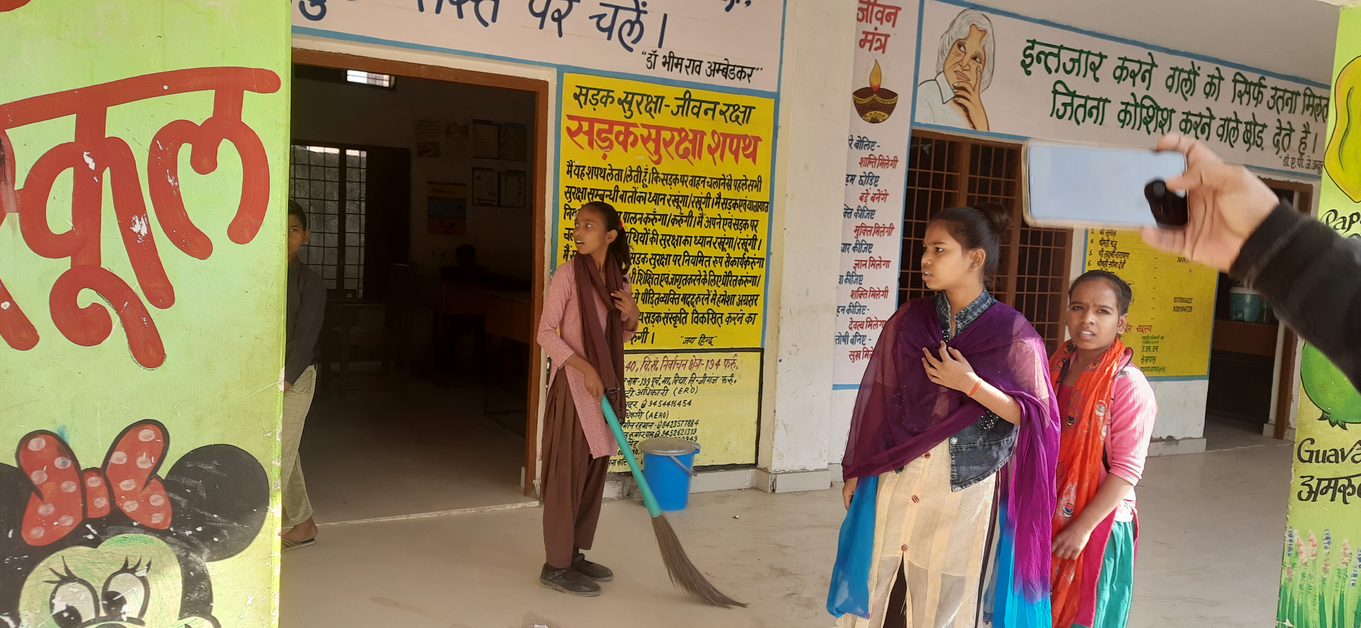 फर्रुखाबाद: संविलियन उच्च प्राथमिक विद्यालय लिंजीगंज के प्रधानाध्यापक बच्चों से झाड़ू लगवा कर कर आते हैं स्कूल की साफ सफाई