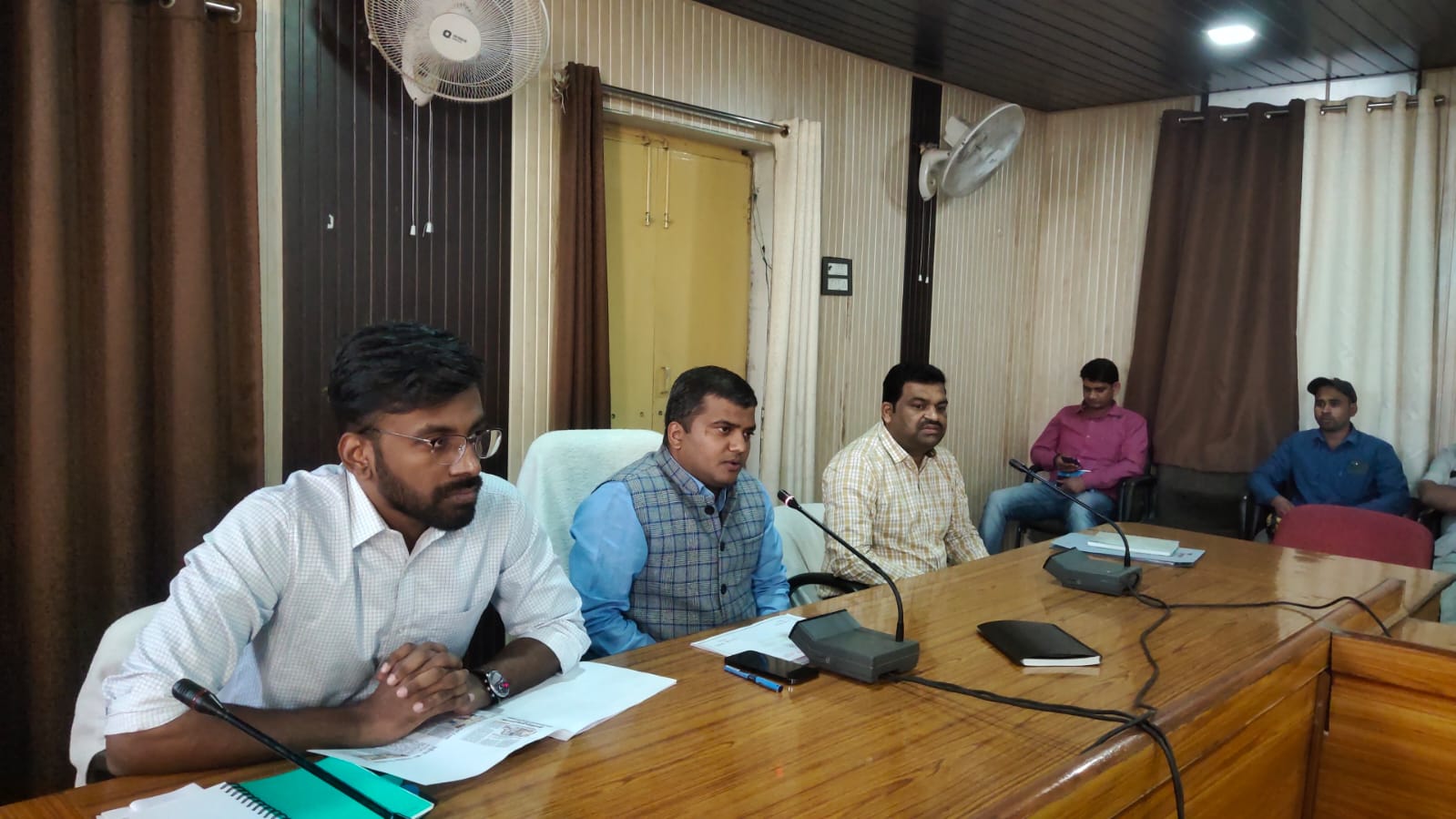 जौनपुर:किसानों को खाद की उपलब्धता सुनिश्चित के लिए जिलाधिकारी ने उर्वरक समिति के साथ की बैठक,खतौनी के आधार पर मिलेगा खाद