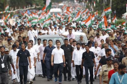 भारत जोड़ो यात्रा के दौरान खेत में अचानक पैरामोटर गिरा, mp में आज तीसरा दिन,भगदड़ मचते-मचते बची