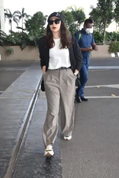 मानुषी छिल्लर समेत मुंबई एयरपोर्ट पर दिखे करिश्मा कपूर, कटरीना कैफ
