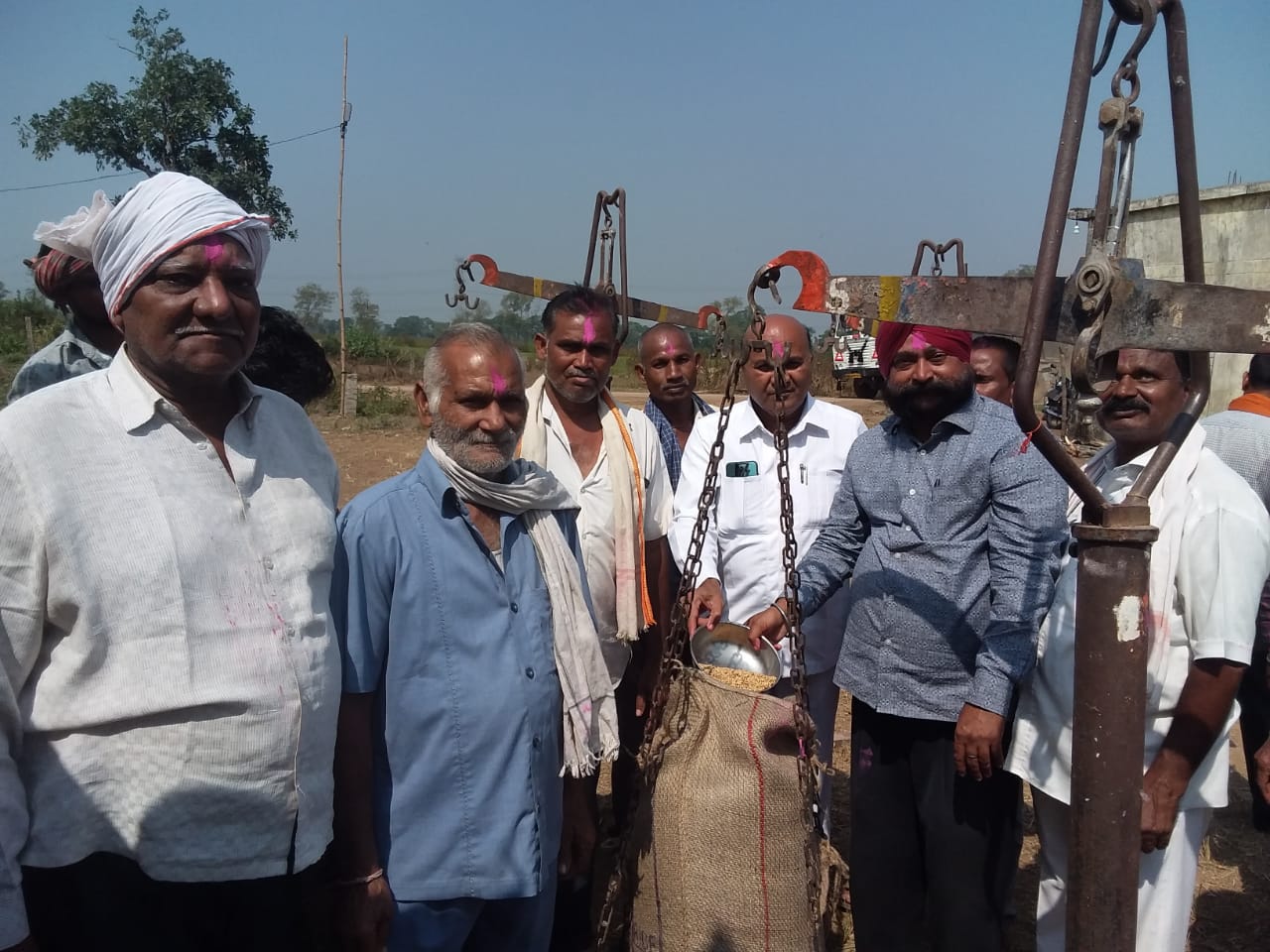 रायपुर:- सिमगा के ग्राम कामता में समर्थन मूल्य पर धान खरीदी