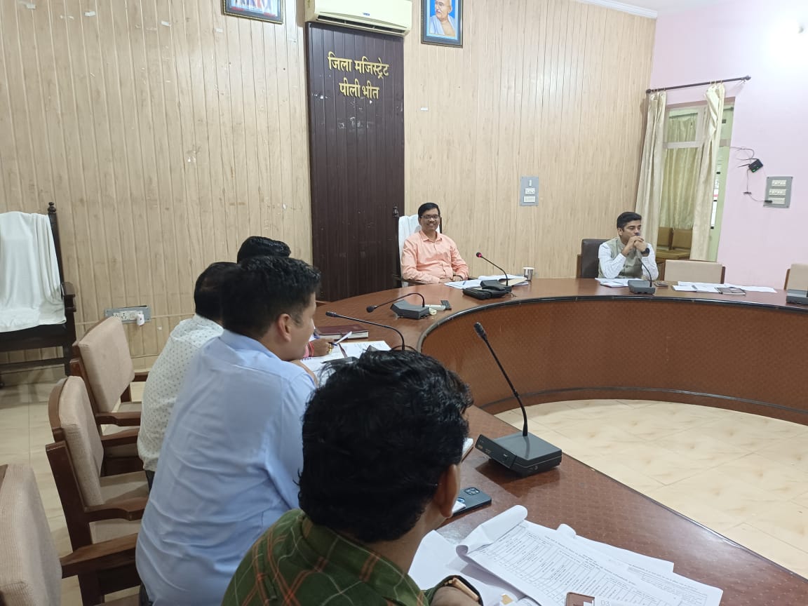 पीलीभीत : निर्धारित लक्ष्य के अनुरूप करें राजस्व वसूली-जिलाधिकारी।पुराने  वादों को प्राथमिकता के आधार पर किया जाये निस्तारित।