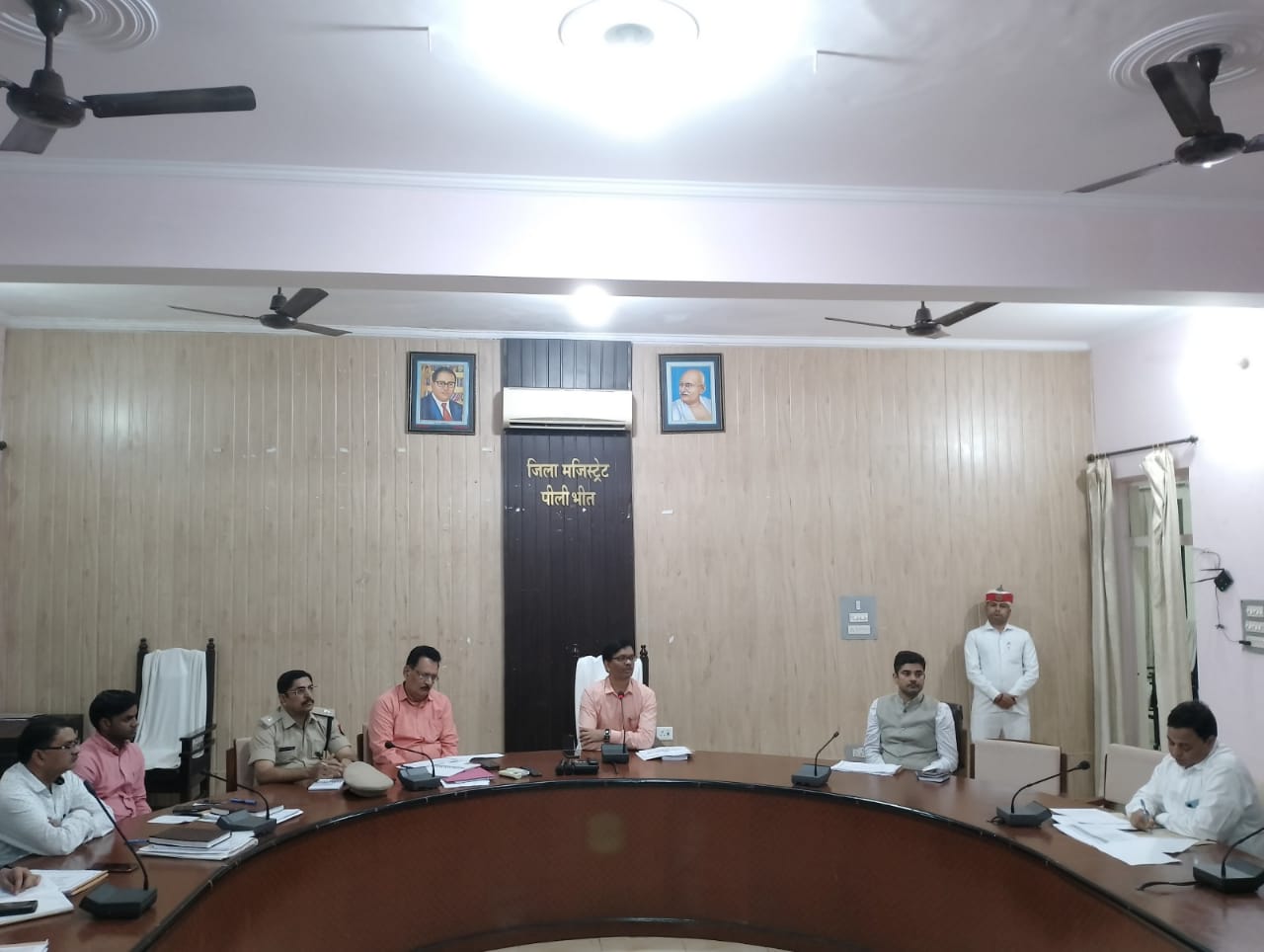 पीलीभीत : जिलाधिकारी की अध्यक्षता में अभियोजन एवं कानून एवं शन्ति व्यवस्था की बैठक सम्पन्न।