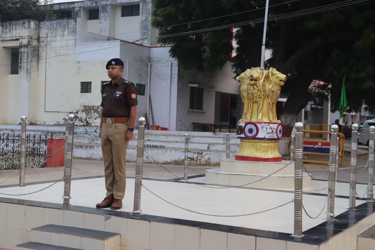 वरिष्ठ पुलिस अधीक्षक प्रयागराज द्वारा पुलिस लाइन में परेड की सलामी ली गई