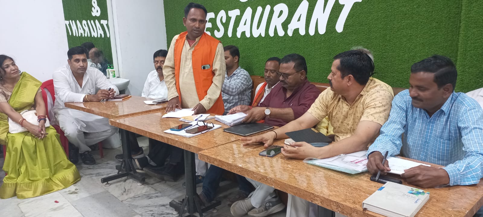 पीलीभीत:भाजपा विधायक बाबूराम पासवान ने कार्यकर्ताओं के साथ की बैठक।