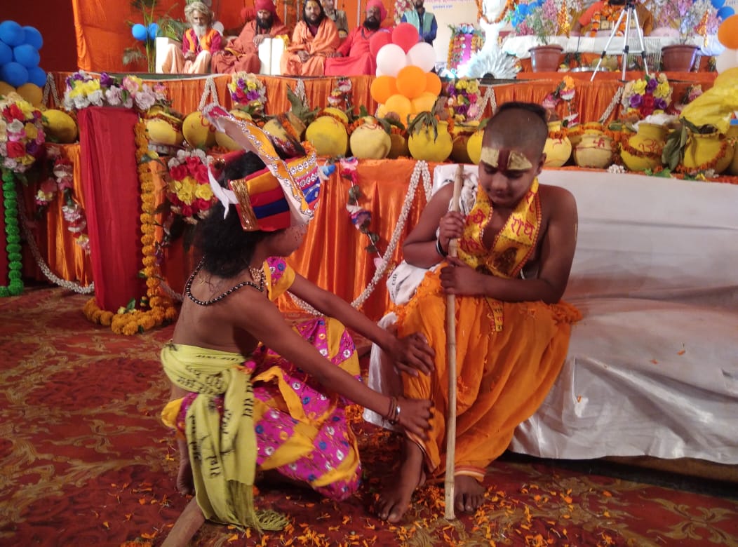 आँवला/बरेली - कृष्ण अपने भक्तों और मित्रों के लिए नंगे पांव दौड़े चले आते हैं : महंत गोपालानंद जी महाराज।