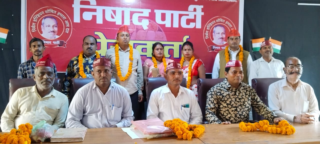 आँवला/बरेली - नोवल्टी चौराहा बरेली के उपजा प्रेस क्लब में प्रेस वार्ता के दौरान निषाद पार्टी के प्रदेश प्रचारक ईश्वर दयाल ने एनडीए गठबंधन के साथ चुनाव लड़ने की घोषणा।