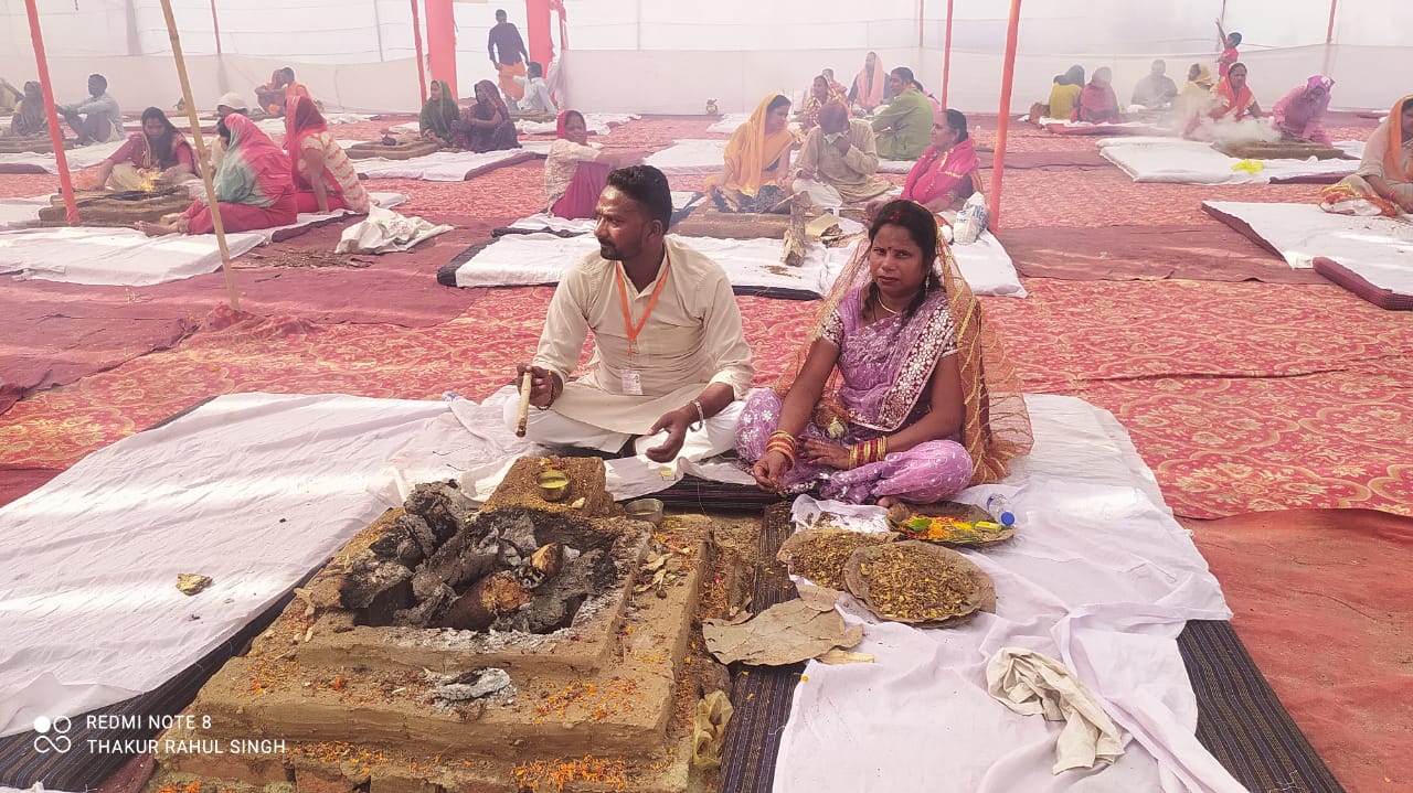 आँवला/बरेली - अध्यक्ष डॉक्टर विनोद पागरानी एवं नामित सभासद पूनम गौतम ने मंत्रों के उच्चारण के साथ लगाईं पूर्णाहुति।