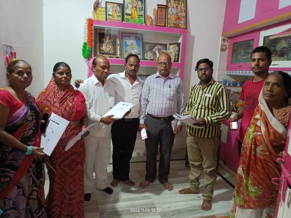 फर्रुखाबाद : निषाद पार्टी के जिलाध्यक्ष के आवास पर निशुल्क दुर्घटना बीमा का लगाया गया कैंप