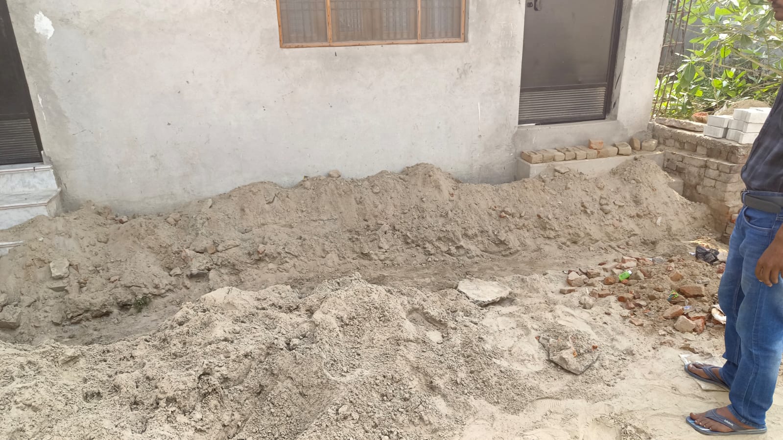 फर्रुखाबाद/फतेहगढ :नाली पे अतिक्रमण नगरपालिका ईओ साधे चुप्पी