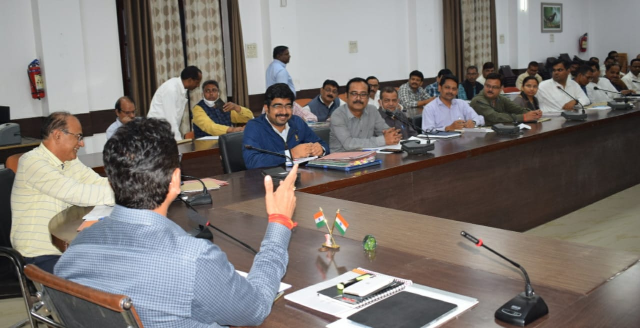 प्रयागराज-जिलाधिकारी की अध्यक्षता में कर-करेत्तर की समीक्षा बैठक सम्पन्न