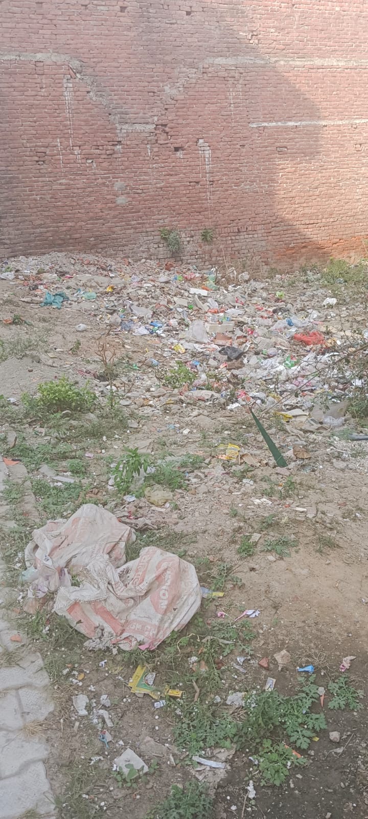 आँवला/बरेली - सिंगल यूज पॉलीथिन को सत्ता विकास एवं पर्यावरण समिति ने पॉलीथिन को डस्टबिन मे डाल किया सफाई अभियान शुरू।