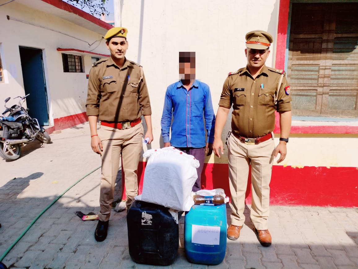 पीलीभीत : थाना बीसलपुर पुलिस द्वारा 80 लीटर अवैध शराब व शराब बनाने के उपकरण सहित एक अभियुक्त को किया गिरफ्तार।