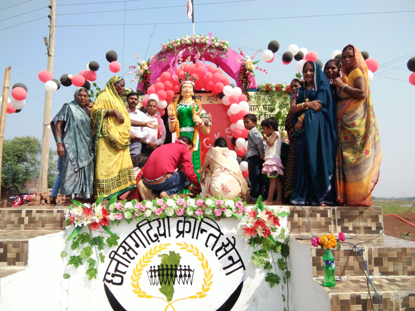 रायपुर:- छत्तौद मे छत्तीसगढ़ महतारी की प्रतिमा संथापना कर धूमधाम से मनाया सीरजन दिवस