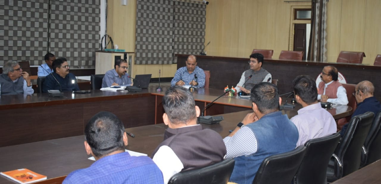 प्रयागराज:जिलाधिकारी ने हेल्थ एटीएम लगाए जाने के संबंध में बैठक की