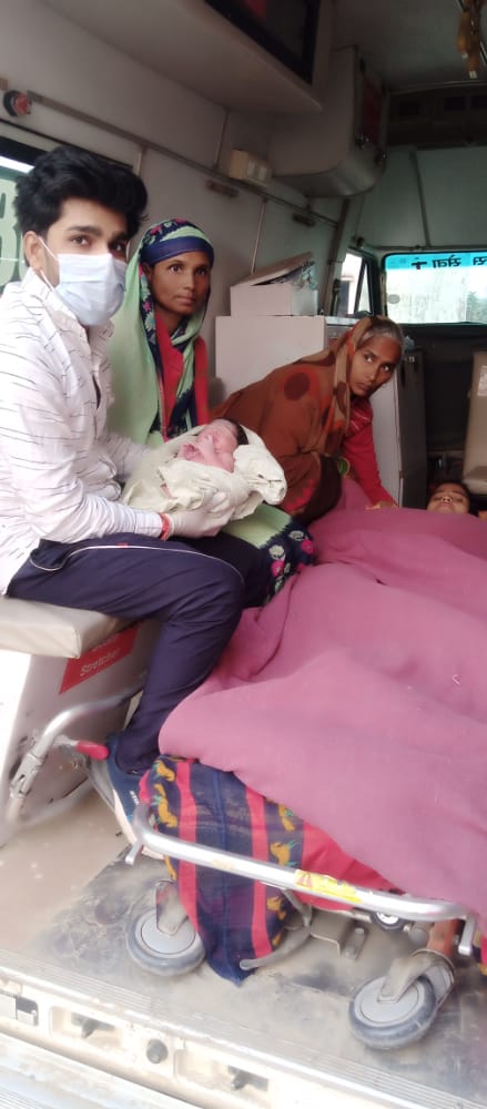 औरैया : एक बार फिर अस्पताल ले जाते समय एंबुलेंस में प्रसूता ने बच्चे को दिया जन्म