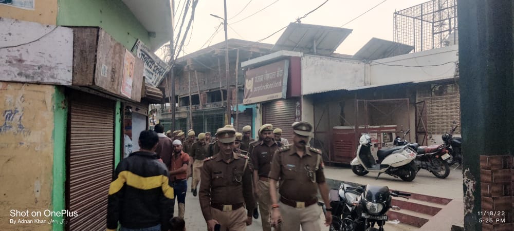 बरेली - सिरौली थाना पुलिस ने सिरौली कस्बे में शांति सौहार्द बनाए रखने हेतु फिर निकला फ़्लैग मार्च।