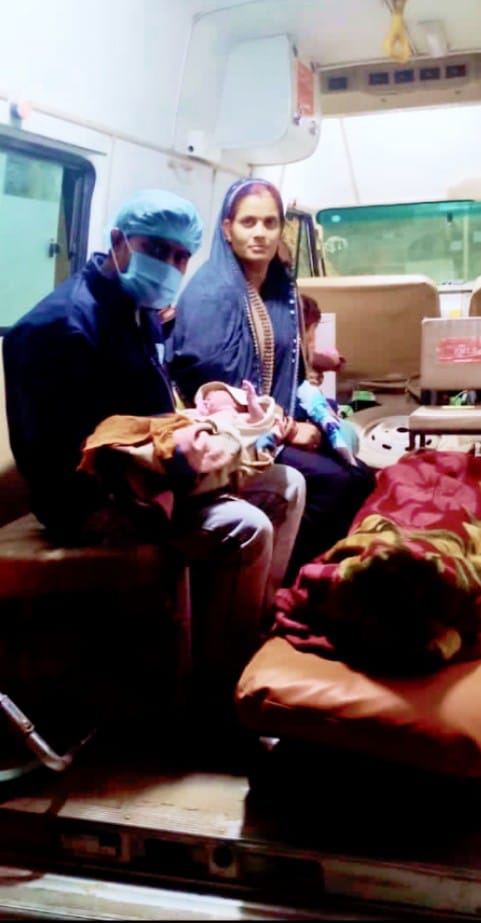 औरेया :एक बार फिर अस्पताल ले जाते समय एंबुलेंस में गूजी किलकारी प्रसूता ने बच्चे को दिया जन्म