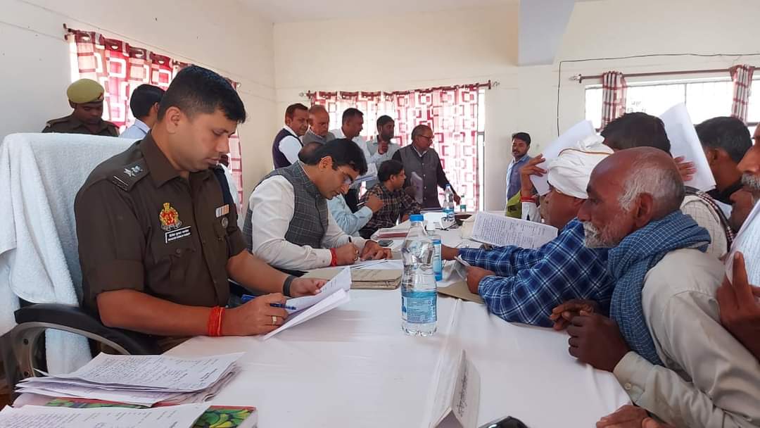 प्रयागराज : तहसील कोराव में आयोजित संपूर्ण समाधान दिवस में वरिष्ठ पुलिस अधीक्षक व जिला अधिकारी ने सुनी जनता की शिकायत