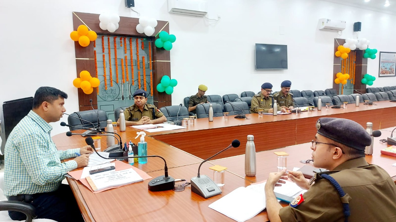 प्रयागराज : वरिष्ठ पुलिस अधीक्षक प्रयागराज द्वारा रिजर्व पुलिस लाइन स्थित सभागार मे राजपत्रित पुलिस अधिकारियों के साथ बैठक संपन्न