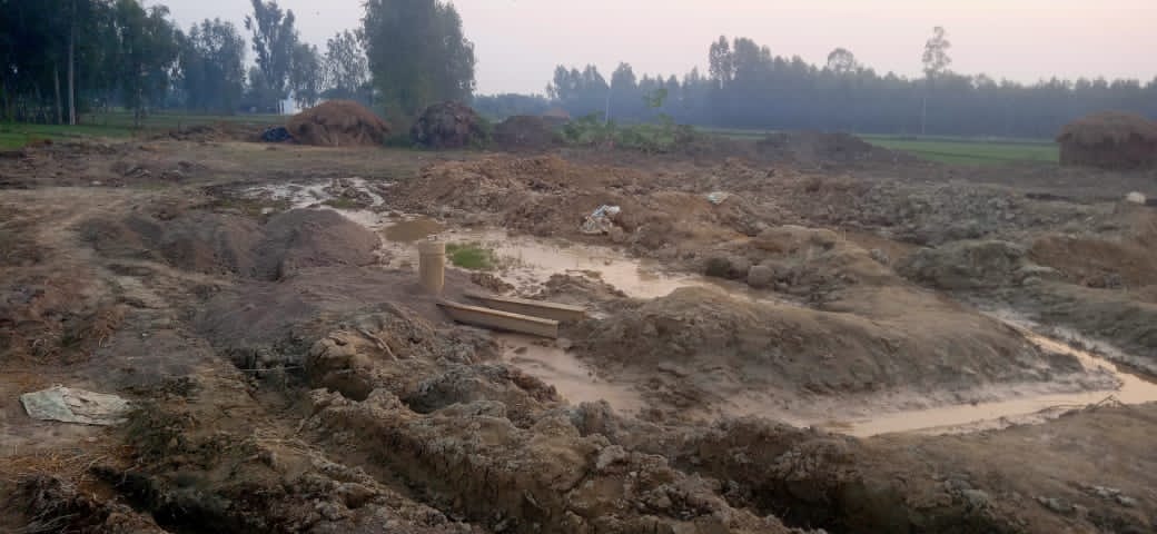 बरेली - मझगवां ब्लॉक क्षेत्र में प्रधान की स्वीकृति के बिना एनसीसी के पदाधिकारी कर रहे खलिहान की जगह में पानी टंकी का निर्माण।