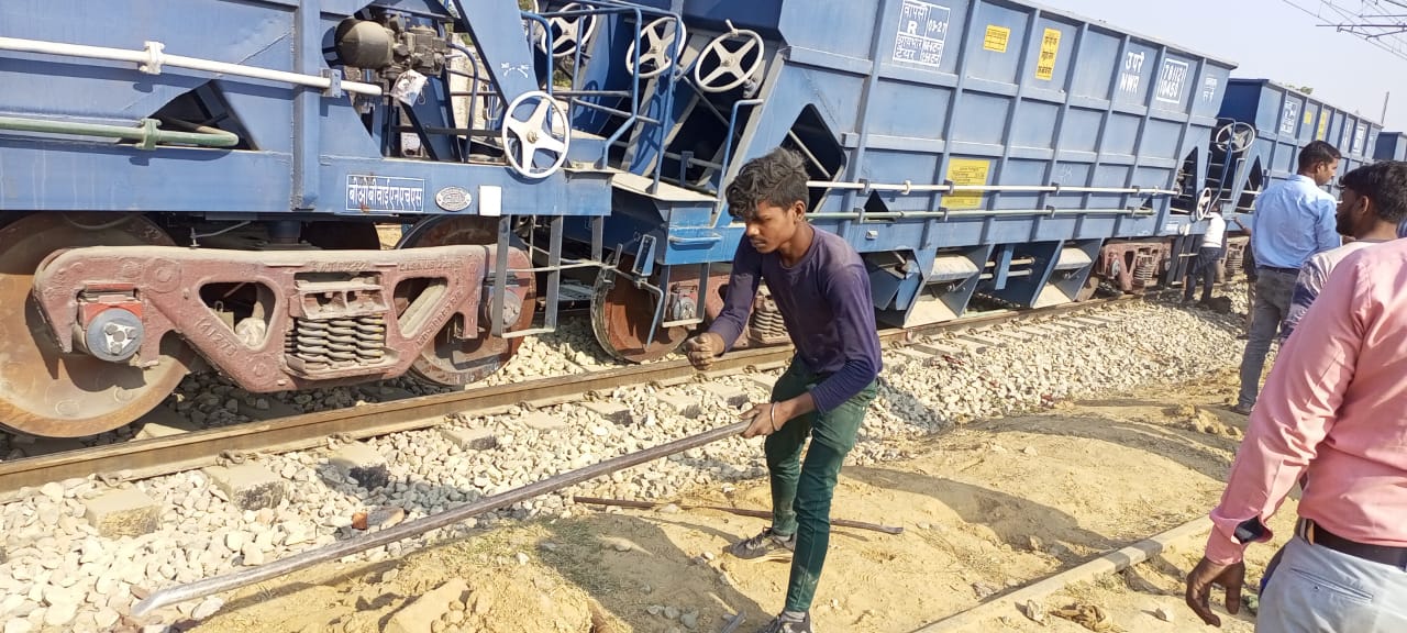 फर्रुखाबाद:- मालगाड़ी पटरी से उतरी ,दुर्घटना होते- होते बची।