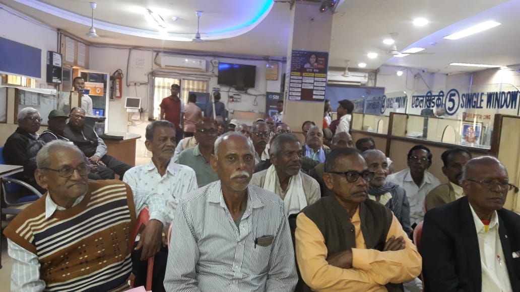 रायपुर:- भारतीय स्टेट बैंक नेवरा शाखा ने किया पेंशनरों का सम्मान।