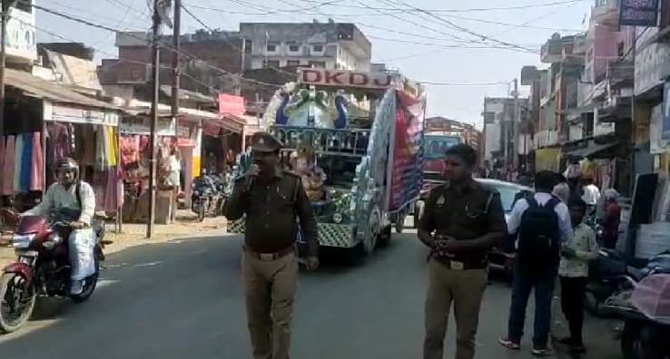 प्रयागराज:यातायात माह नवंबर 2022 के दृष्टिगत थाना कोरांव द्वारा नगर पंचायत कोरांव बाजार में यातायात नियमों के बारे में बताया गया