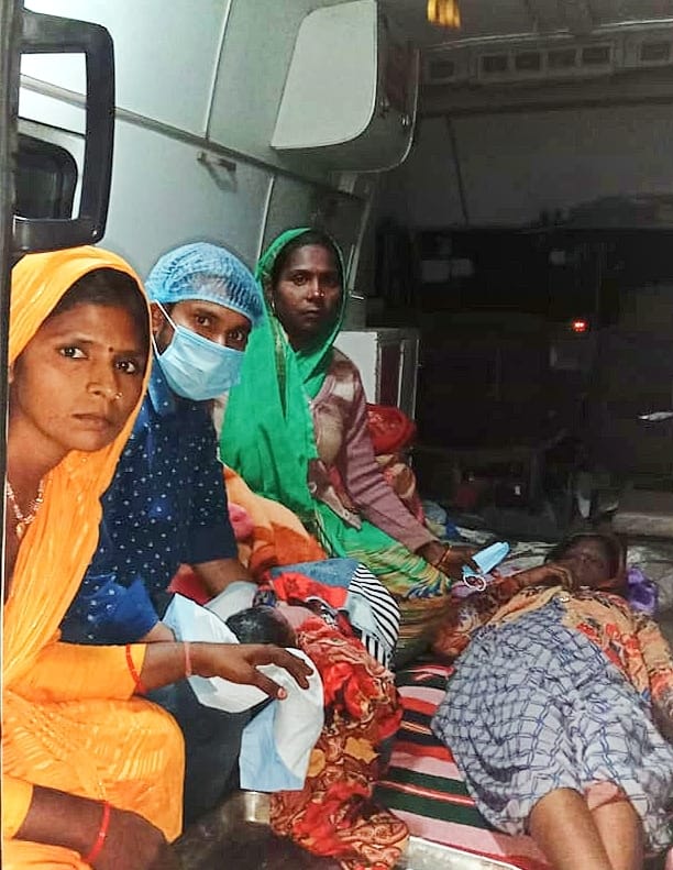 औरेया: एक बार फिर अस्पताल ले जाते समय एंबुलेंस में प्रसूता ने बच्चे को दिया जन्म