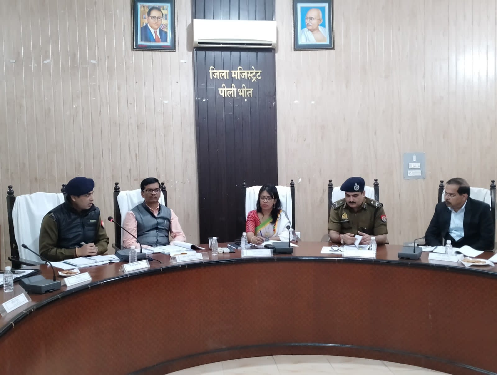 पीलीभीत : मण्डलायुक्त महोदया की अध्यक्षता में भारत-नेपाल सीमा के प्रभावी प्रबन्धन एवं सीमा पर अवैधानिक गतिविधियों के प्रभावी नियंत्रण हेतु टास्कफोर्स की बैठक सम्पन्न।