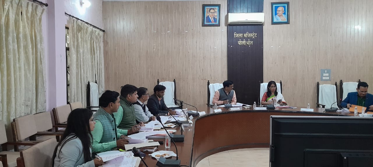 पीलीभीत :मण्डलायुक्त महोदयो की अध्यक्षता में राजनैतिक दलों के साथ बैठक सम्पन्न।