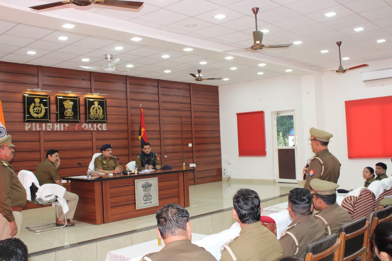 पीलीभीत :पुलिस महानिरीक्षक द्वारा पुलिस लाइन पीलीभीत में सैनिक सम्मेलन कर सुनी पुलिस कर्मचारियों की समस्याएं।