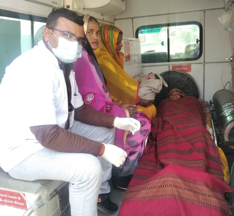 औरैया: अस्पताल ले जाते समय एंबुलेंस में दिया प्रसूता ने बच्चों को जन्म