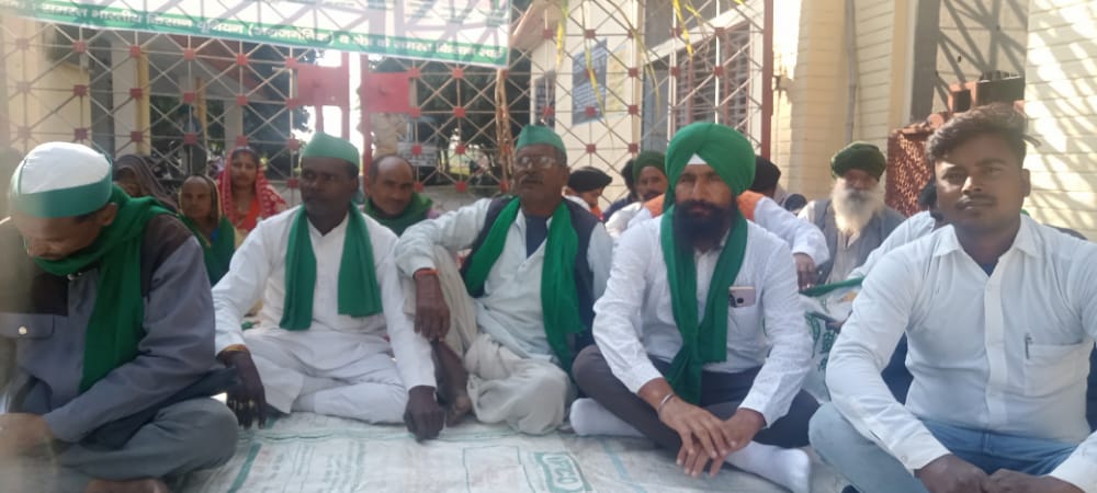 पीलीभीत:किसानों ने मिल गेट पर दिया धरना, चीनी मिल शुरू कराने की मांग