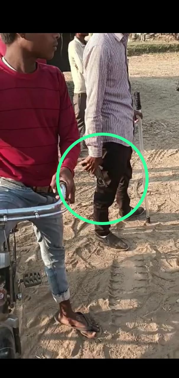 पीलीभीत:युवक ने भाजपा नेता पर तानी रिवाल्वर,वीडिओ वायरल