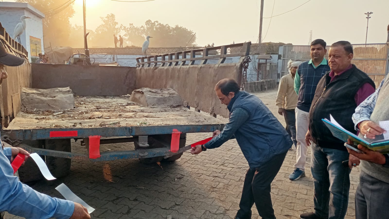 पीलीभीत:मार्ग कर बकाया में संचालित हो रहे वाहनों के विरूद्ध चलाया गया अभियान।