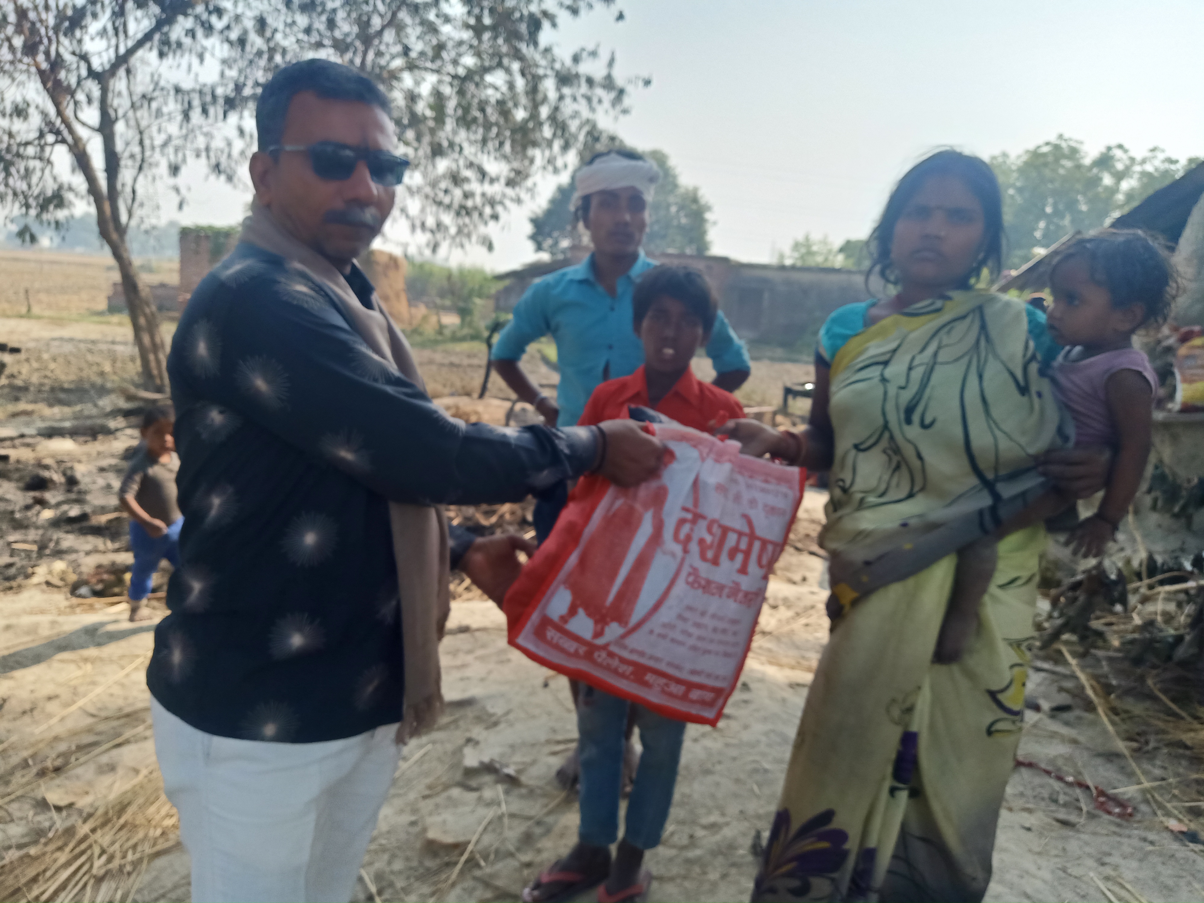 गाज़ीपुर: आग लगने से सारा सामान जल कर खाक हो गया