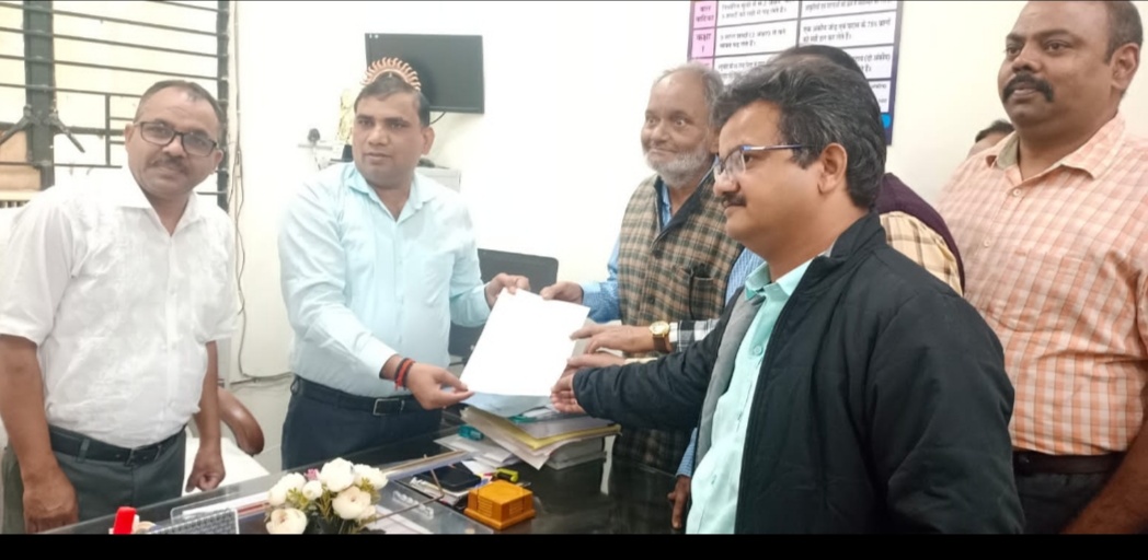 आँवला/बरेली - बीएसए बरेली को प्रदेश अध्यक्ष जगदीश चंद्र सक्सेना के नेतृत्व में दिया गया ज्ञापन।