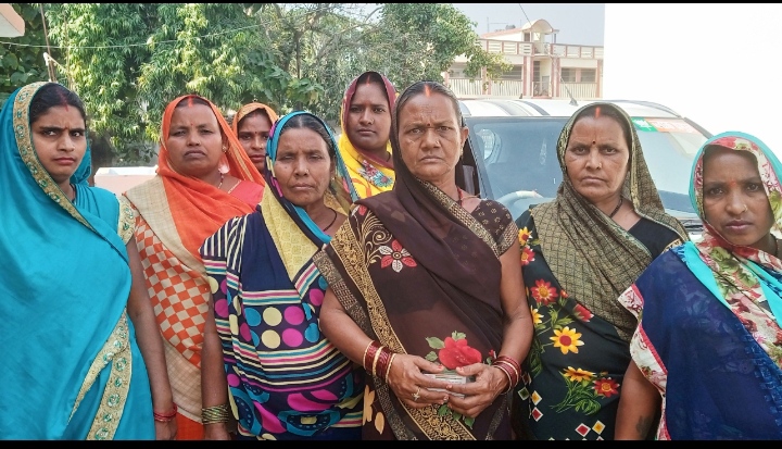 सिद्धांर्थनगर- विकास खण्ड उसका बाजार के अन्तर्गत ग्राम सभा बगही एवं कोल्हूआ में सामुदायिक शौचालय में काम करने वाली महिलाओं को डेढ़ साल से नहीं मिला बेतन