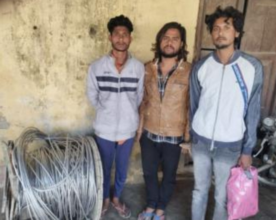 बरेली - थाना मीरगंज पुलिस ने बिजली के तार चोरी करने वाले तीन अभियुक्तों को किया गिरफ्तार एक हुआ फरार।