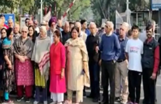गौतमबुद्ध नगर : वेंडिंग जोन हटने की मांग एक्स आर्मी अफसरों का नोएडा प्राधिकरण के खिलाफ प्रदर्शन