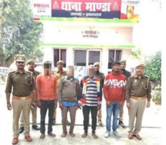 प्रयागराज : मांडा थाना क्षेत्र के ग्राम बेला चौहान युवक की हत्या कर फेकें जाने की घटना का खुलासा करते हुए  थाना मांडा पुलिस द्वारा 04 अभियुक्त गिरफ्तार कब्जे से घटना मे प्रयुक्त 01 ट्रक व अन्य सामान बरामद
