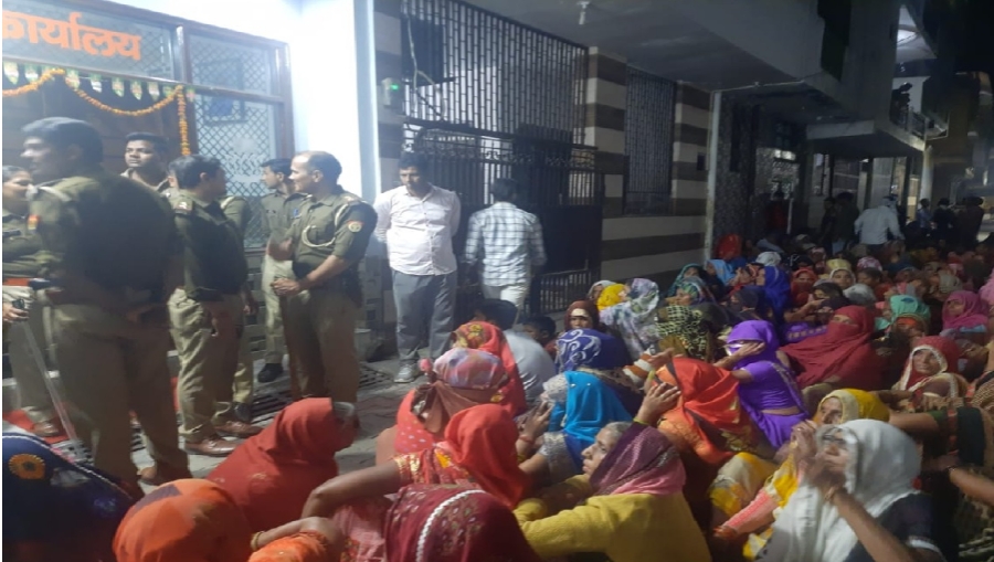 गौतमबुद्ध नगर : एनटीपीसी किसान आंदोलन, दादरी विधायक के दरवाजे पर धरने पर बैठे सैकड़ों किसान, मोबाइल स्विच ऑफ और दरवाजा बंद