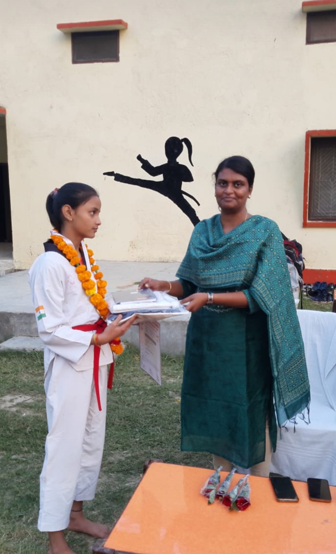 फर्रुखाबाद सीडीओ ने मार्शल आर्ट विजेताओं को किया सम्मानित
