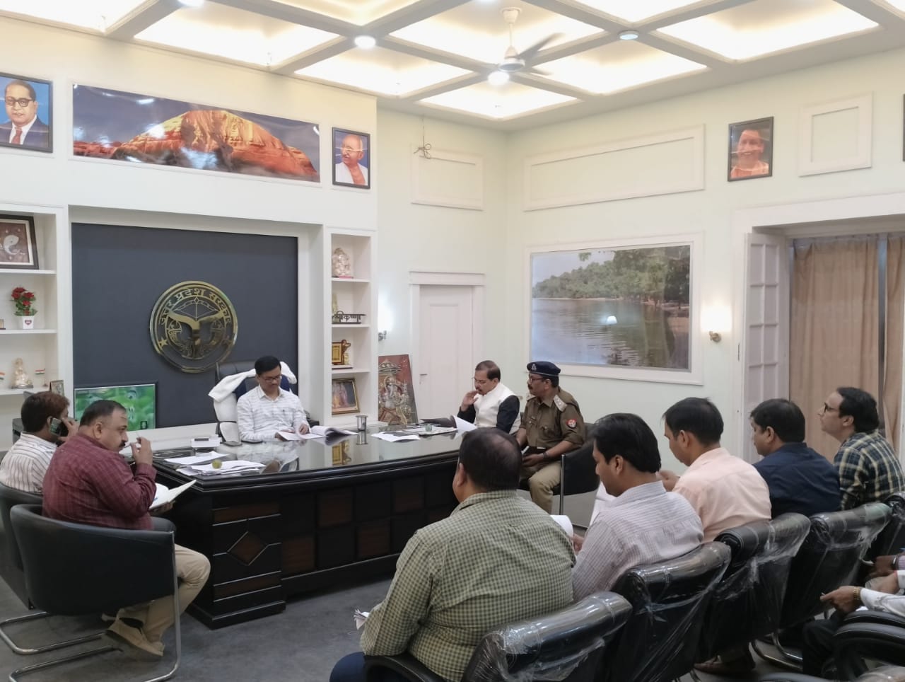 पीलीभीत:जिलाधिकारी की अध्यक्षता में जनपद स्तरीय आधार अनुश्रवण समिति की बैठक सम्पन्न।