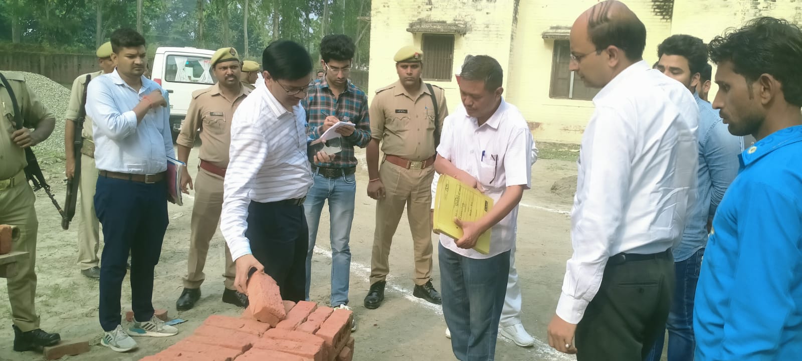 पीलीभीत:जिलाधिकारी द्वारा निमार्णाधीन सामुदायिक स्वास्थ्य केन्द्र दियोरिया कलां का किया गया औचक निरीक्षण।