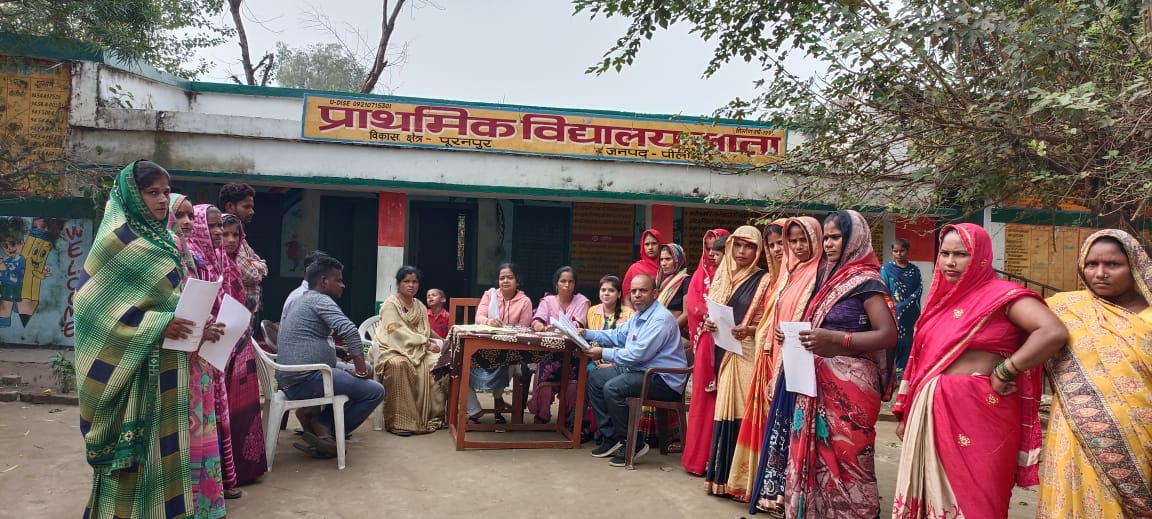 पीलीभीत:चुनाव आयोग के निर्देश पर बुधवार को क्षेत्र के बीएलओ ने अपने मतदेय स्थलों पर पहुंचकर निर्वाचक नामावली 2023 को प्रकाशित कर ग्रामीणों को मतदाता सूची पढ़कर सुनाई।