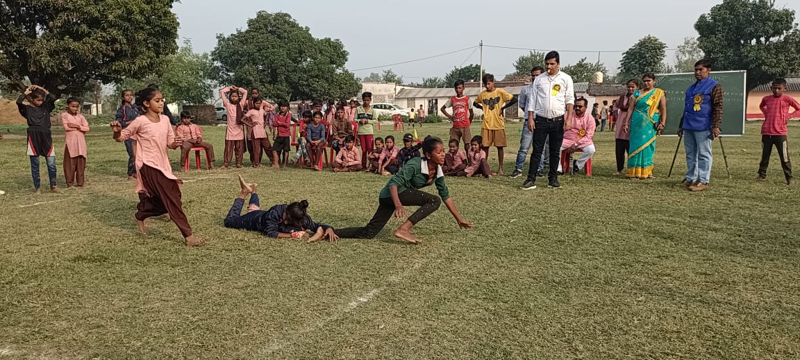 पीलीभीत :दो दिवसीय ब्लाक स्तरीय बाल मिनी क्रीड़ा प्रतियोगिता का शुभारम्भ उच्च प्राथमिक विद्यालय धुरियापलिया में ब्लाक प्रमुख प्रतिनिधि आशुतोष दीक्षित ने हरी झंडी दिखाकर किया।